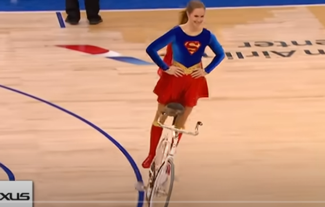 NBA Halftimeshow Dallas Mavericks – Viola Brand – Supergirl on Bike