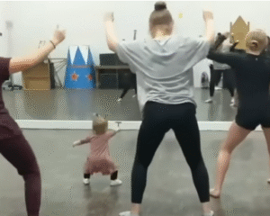 Эта малышка на уроке танцев стала мировой сенсацией. Огонь!  Видео