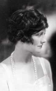 Коко Шанель: женщина в чёрном