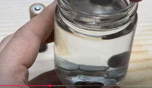 "Никогда не покупайте новые батарейки! Просто используйте МОНЕТЫ, чтобы повторно использовать старые  Видео