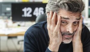 Стиснутое поколение: почему тем, кому 50+, их жизнь проходит в тисках между «надо» и «должен»