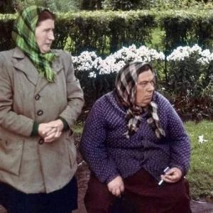 Тетку слева зовут Хельга Адамовна Фон Траушенберг, а ту, что справа — Мария Аристидовна Сумарокова-Эльстон.