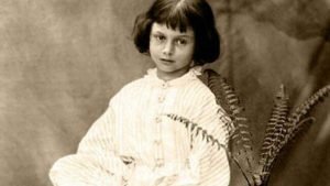 Как сложилась судьба Алисы Лидделл, девочки, которая вдохновила Льюиса Кэрролла на написание «Алисы в Стране чудес»