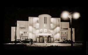 В середине танца Давид выстрелил в Лею из пистолета, все подумали, что это часть представления, но быстро поняли, что это не так