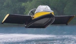 Судно на воздушной подушке летает над водой и землей со скоростью 112 км/ч