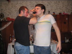 Что такое «брудершафт», почему на него пьют и обязательно ли потом целоваться