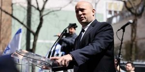 Беннет распознал уязвимое место Нетаниягу, и бьет по нему изо всех сил