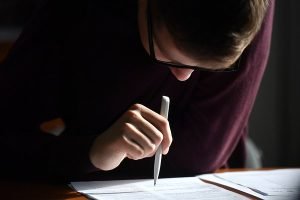 «Сила страха работает» В России пишут сотни доносов на звезд и простых людей. Кто и зачем это делает?