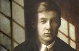 20 февраля 1938 года, на 31 году жизни, был расстрелян автор стихов «Нас утро встречает прохладой…»