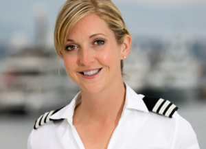 Женщина не захотела сидеть рядом с афроамериканцем. Но стюардесса красиво поставила ее на место!