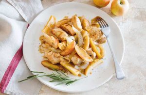 Необычный рецепт, всего 300 калорий: куриная грудка с яблоками