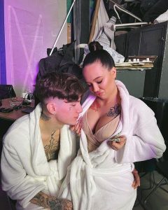 Инстасамка вышла замуж: автор хита «За деньги да» раскрыла подробности личной жизни (и показала фото)