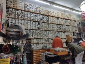 В Берлине живет король пуговиц. Творческий псевдоним Paul Knopf. Пуговица, значит.