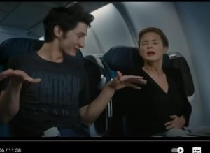 38-летняя мамочка влюбилась в 19-летнего студента!  Видео