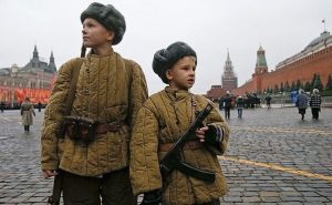 Почему русские такие патриоты, хотя их страна не может достичь даже элементарного уровня жизни на Западе?