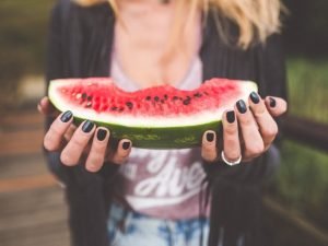 Диетологи рассказали, кому нельзя есть арбуз
