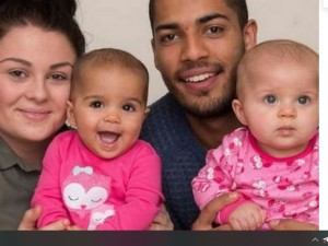 У разнорасовой пары родились двойняшки с разным цветом кожи