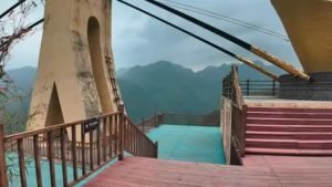 Переход через Самый Захватывающий Стеклянный Мост в Мире к Тайной Пещере  Видео