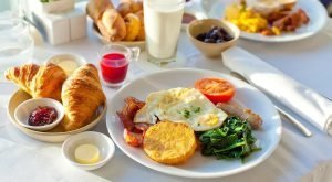 ИНТЕРЕСНО Россиянин просыпается утром и идет умываться. Чистит зубы.