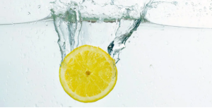 Семь причин пить воду с лимоном по утрам