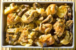 Курица по-французски — с грибами и приправами в белом вине