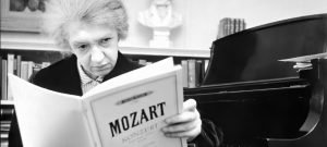 Святая за роялем