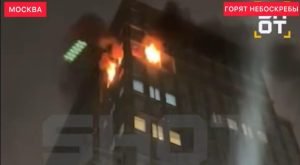 УДАР ПРЯМО по ЦЕНТРУ МОСКВЫ — ГОРИТ НЕБОСКРЁБ! ДРОНЫ ПРОБИЛИ ПВО РФ!  Видео