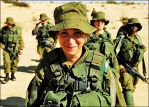 Накрасить губы и… в строй