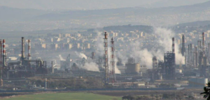 В шаге от катастрофы: в ходе ночного обстрела Хайфы ракета попала в нефтеперерабатывающий завод  Видео