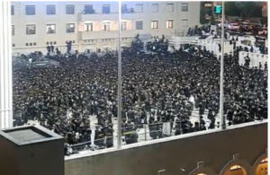 Тысячи ортодоксов устроили свадьбу, несмотря на угрозу ракет — для разгона вызвали полицию