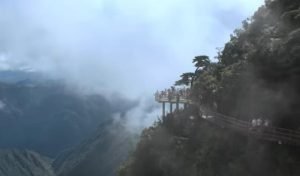 Ближайшее место к небесам: Поднимитесь на небесный лифт в китайском раю  Видео