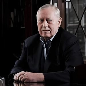 Чак Фини, американский бизнесмен и филантроп, создавший всемирную сеть магазинов .