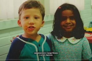 Он обещал жениться на ней ещё в садике, посмотрите на них 20 лет спустя!  Видео