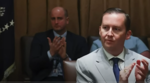 МАСК СДАЕТ АГЕНТОВ КРЕМЛЯ! СЕРХИО ГОР "НАШ РУССКИЙ МАЛЬЧИК" ЗАПРАВЛЯЕТ ОТДЕЛОМ КАДРОВ В БЕЛОМ ДОМЕ.  Видео