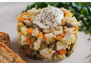 Как появился самый популярный салат новогоднего стола и почему мы до сих пор его готовим?  Видео