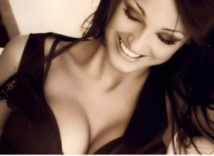 Он решил расстаться с беременной любовницей. А через 9 месяцев получил открытку…