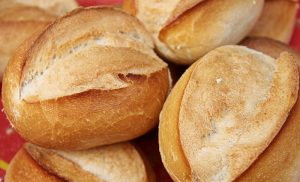 Уловка работает: диетолог объяснила, зачем в некоторых ресторанах бесплатно подают хлеб