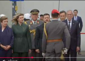 Зеленский и первая леди прибыли с визитом в Вену — посмотрите, как их встретили  Видео