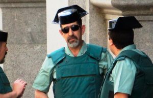 Что за странные шляпы носит испанская гвардия