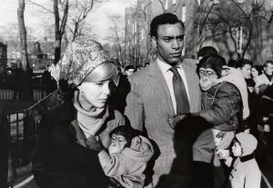 Интересный взгляд на представительниц прекрасной половины человечества через объектив фотоаппарата знаменитого Гарри Виногранда