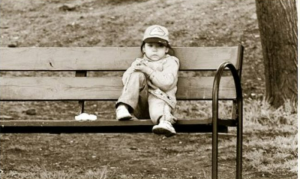 На скамейке лежала женщина, а рядом с ней сидел мальчик лет трех…