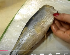 Как почистить селедку быстро и без костей.  Видео
