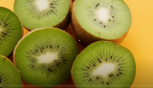 Вот что КИВИ делает с Организмом… Всего Один кусочек а эффект УБОЙНЫЙ! Польза и Вред Киви!  Видео