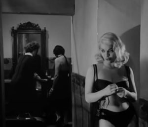 Компания ночных бабочек хотела начать честную жизнь  Видео