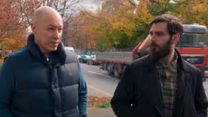 …Начальник штаба Азова Кротевич и Гордон под взрывами гуляют по Киеву.  Видео