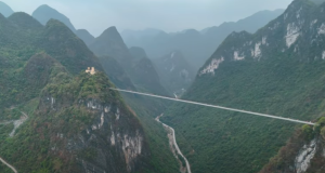 Переход через Самый Захватывающий Стеклянный Мост в Мире к Тайной Пещере  Видео