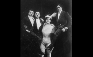 «Леди Геркулес»: женщина-силачка, которая носила мужчин на руках