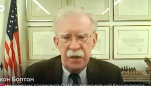 Джон Болтон в интервью DW: Трамп считает, что они с путиным —  Видео