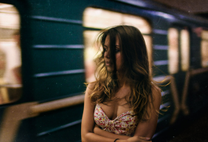 Знойная альфа-самка в электричке