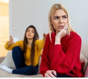 Предаст сразу: 7 признаков, что подруга вам завидует и желает зла